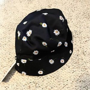 Bucket hat, black with daises, reversible to white